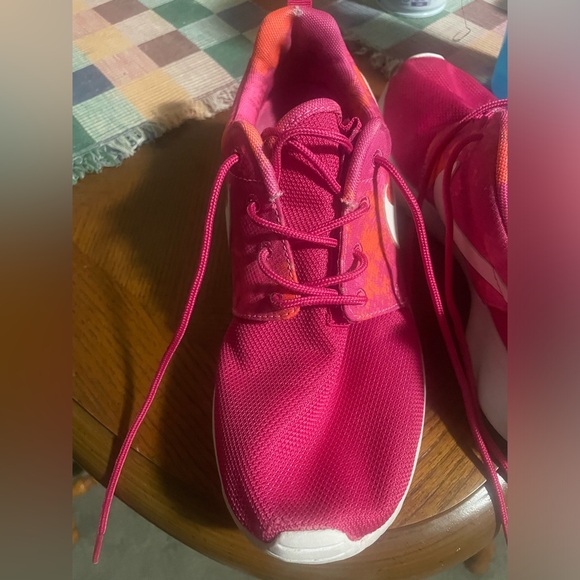 Pink Nikes - Picture 2 of 16